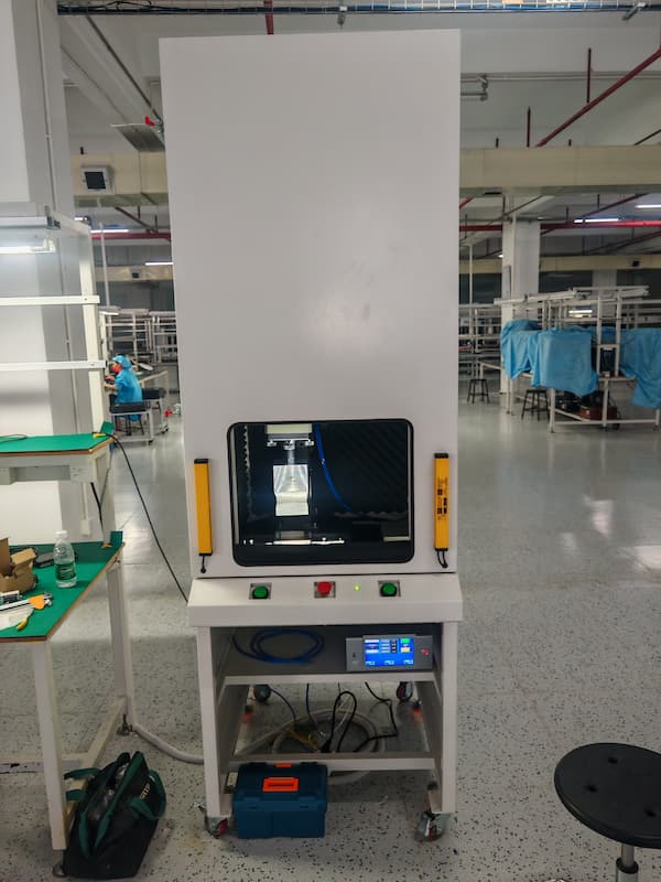 ultrasonic welding machine with soundproof closure.jpg
