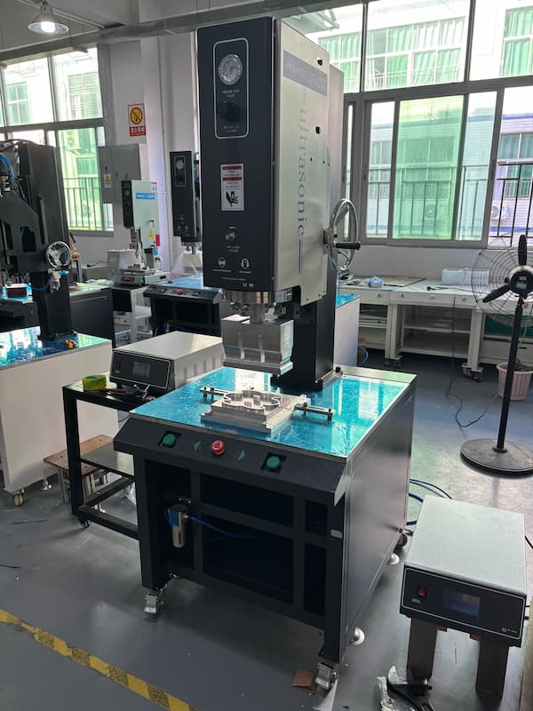 Large power ultrasonic welding machine.jpg