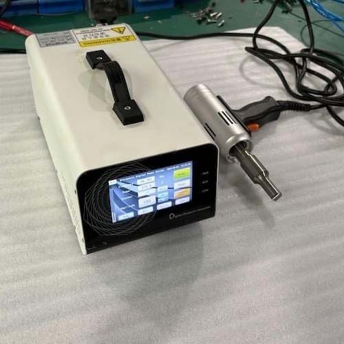 ultrasonic-spot-welding-solutions-electronics-small-plastic.jpg