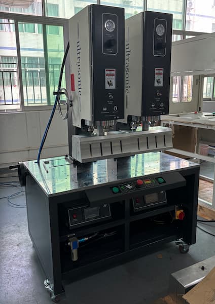 Dual head ultrasonic welding system for simultaneous plastic welding