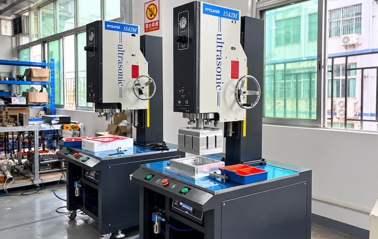 15kHz 4200W ultrasonic plastic welding machines in workshop